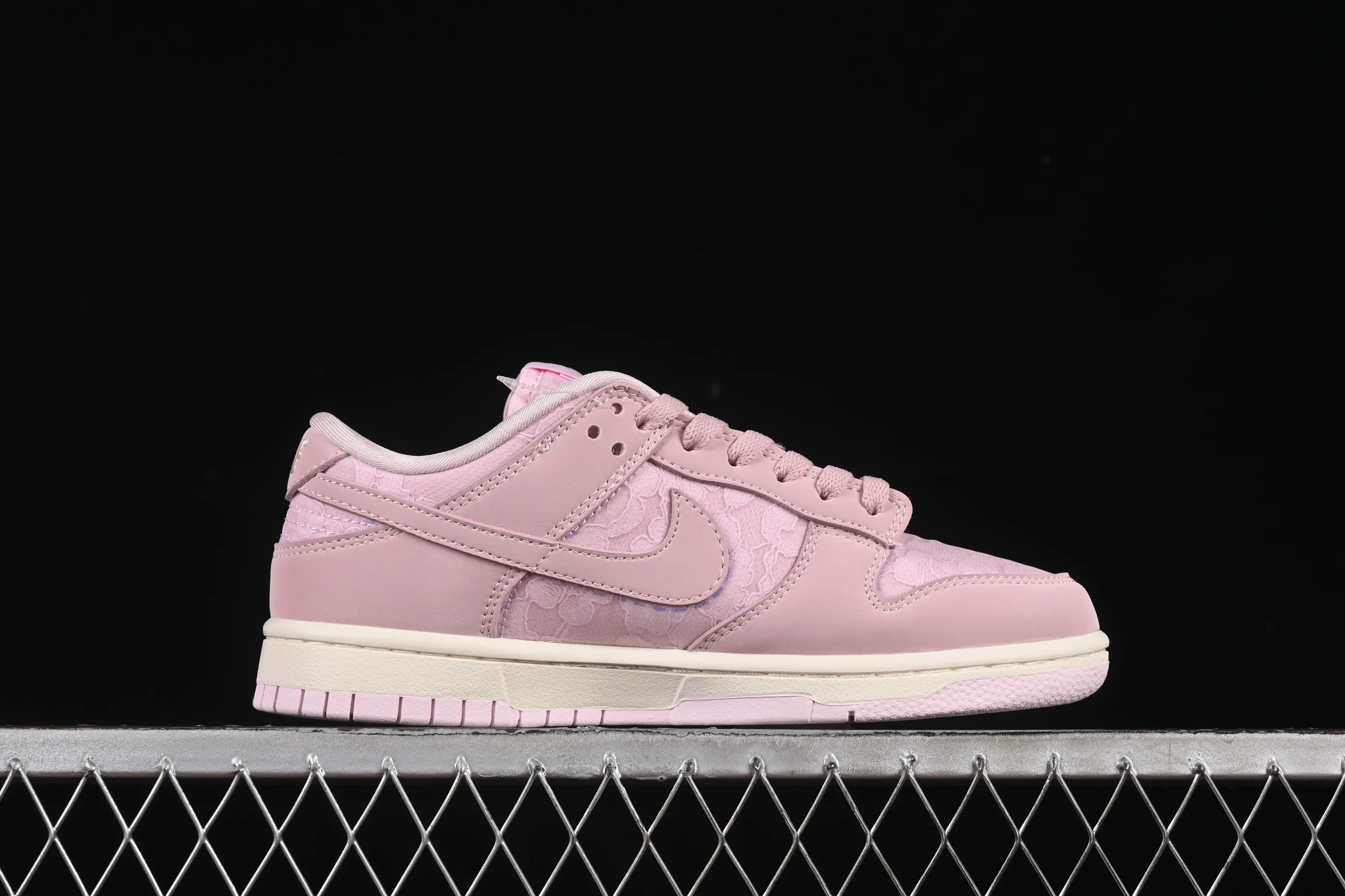 All Categories Nk SB Dunk Series Nk SB Dunk Low Low-top sneakers Nike SB Dunk Low "Regal Pink" contains girly low-top casual sneakers HJ5870-600
